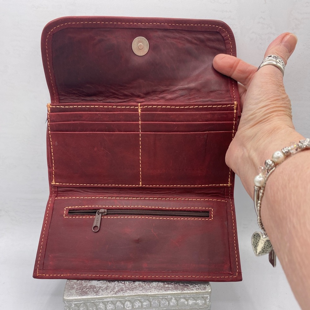 Vintage Burgundy Leather Tri Fold Wallet /Clutch With Embroidered Design On Flap - Picture 3 of 10